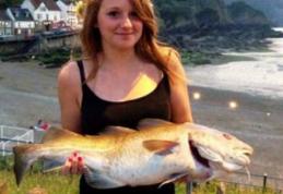 Reacția surprinzătoare a unui delfin, după ce s-a jucat cu o adolescentă