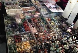 Cum sunt românii prostiți cu pietre magice, brățări sau aparate-minune, toate sunt făcături