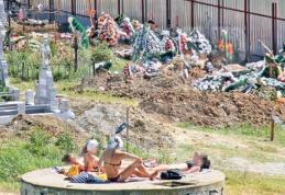 MACABRU. Plajă în cimitir. Tinerele din Botoşani se dezbracă în costume de baie printre morminte