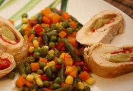 Rulada din piept de pui cu sos