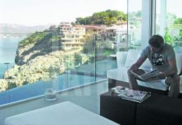 Gică Popescu îşi vinde vila cu pereţi de sticlă, după ce a luat ţeapă în afaceri, pierzând milioane de euro