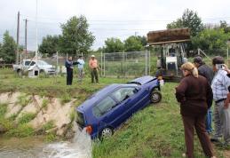 O şoferiţă în vârstă de 23 de ani a ajuns, miercuri dimineață, cu maşina într-un iaz
