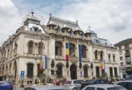 O maşină a SRI, plină cu echipamente de ascultare, ridicată din faţa Primăriei oraşului Craiova