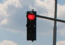 Se modifică legea circulaţiei: Şoferii care trec pe roşu şi produc un accident, permisul suspendat 3 ani