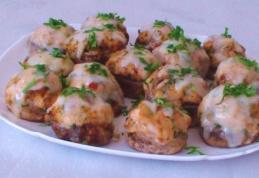 Ciuperci umplute cu carne de pui