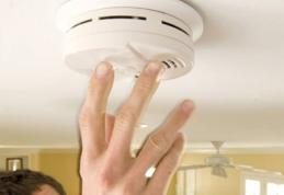 Proprietarii ar putea fi obligaţi să-şi monteze în locuinţe detectoare de fum