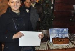 „Cozonacul de Craciun”, oferit de Partidul Conservator cistigat de jurnalista Claudia Gurzu