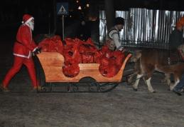 [VIDEO] Mos Craciun a venit la Dorohoi cu sania trasa de doi ponei