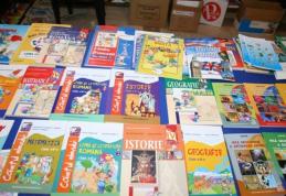 Cum îi obligă sistemul de învăţământ pe părinţi „să finanţeze” afacerile editurilor care publică manuale
