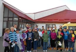 Acțiune de ecologizare realizată de elevii Școlii Gimnaziale „Ștefan cel Mare” Dorohoi de-a lungul căii ferate - FOTO