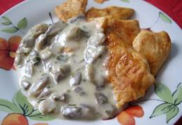 Piept de pui cu sos de ciuperci