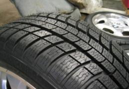 Şoferii, nevoiţi să-şi echipeze mai devreme maşinile de iarnă. Cât costă cauciucurile noi