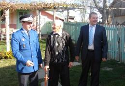 „Războinic” de 102 ani felicitat de subprefectul Sebastian Tocariu