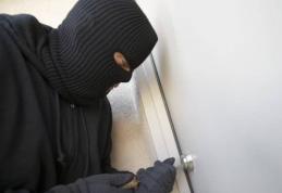 Suspecţi de săvârşirea mai multor infracţiuni de furt, depistaţi de poliţişti