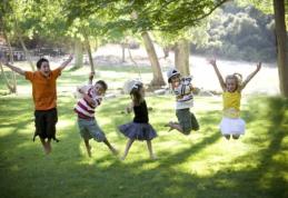 Parlamentarii vor să-i convingă pe români să aibă cât mai mulți copii. Vezi ce facilități le oferă părinţilor