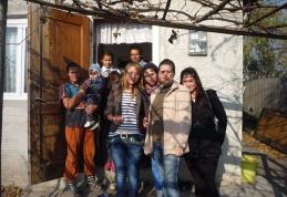 Acţiune de voluntariat a elevilor din Dorohoi „Împreună reuşim multe!” - FOTO