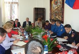 Probleme de siguranţă în şcoli dezbătute de conducerea judeţului