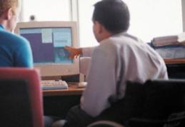 IHTIS: Pensionarii cu handicap grav pot opta între asistent personal sau indemnizație pentru însoțitor