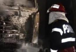 Camion încărcat cu bușteni distrus parţial într-un incendiu