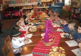 Grădinița nr. 10 Dorohoi a mers „Cu daruri de Moş Nicolae” la Grădinița nr. 1 Pomârla - FOTO