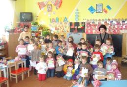  „Mesagerii” lui Moş Nicolae au poposit la Grădiniţa „George Hazgan” din comuna Vârfu Câmpului 