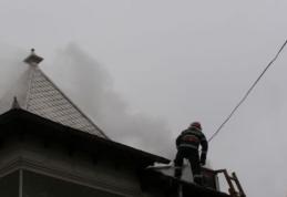 Acoperiş aprins de un coş de fum deteriorat