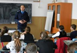 Activităţi de informare și dialog social desfășurate de jandarmi în instituţiile de învăţământ din Dorohoi