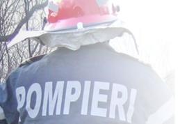 Autoturism distrus parţial într-un incendiu