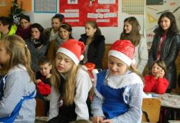 Elevii de la Liceul „Regina Maria” Dorohoi continuă tradiția campaniilor de Crăciun - FOTO