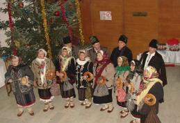 Puhoi de colindători  la Palatul Administrativ - FOTO