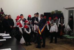 Trei grupuri de colindători i-au încântat pe consilierii locali dorohoieni după ultima ședința din anul 2013 - FOTO