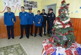 Gest caritabil în preajma sărbătorilor  făcut de jandarmii botoșăneni pentru copii aflați într-un centru de plasament