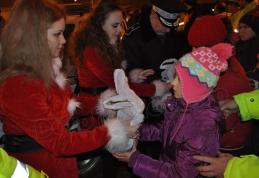 Cadouri pentru sute de copii din Dorohoi distribuite de ajutoarele lui Moș Crăciun - FOTO