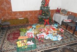 Gest umanitar în pragul Crăciunului. Daruri pentru copiii şi bătrânii sărmani - FOTO