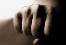 Femeie din Broscăuți atacată de soacra care se afla sub influența băuturilor alcoolice