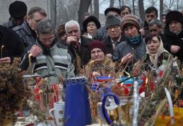 Boboteaza: Ziua când se sfinţesc apele - Credincioșii din Dorohoi au primit agheasma mare - FOTO