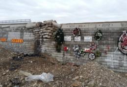 Cea mai mare aberaţie rutieră din România: „Zidul Morţii”, pilon-capcană în mijlocul drumului - FOTO