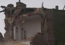 Demolarile, o sursa de lemne de foc pentru nevoiasii din Dorohoi