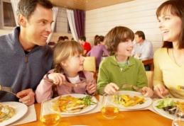 Codul bunelor maniere la masă. Află cum se mănâncă sarmalele, pastele, salata, peştele sau cartofii