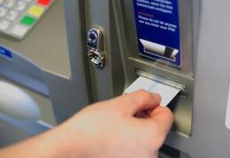 Câţi bani pierzi când retragi 100 de lei de la bancomat