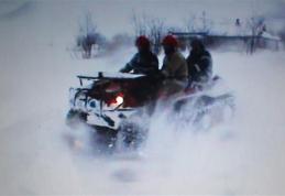 Ambulanță înzăpezită la 11 km de casa unui bolnav. Acesta a fost preluat cu o autospecială şenilată