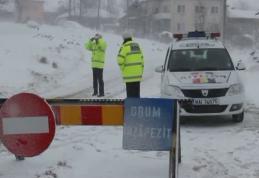Botoșani: Două drumuri naționale, 10 județene și 8 comunale închise din cauza viscolului în această seară