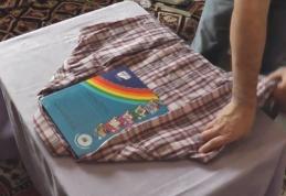 Cum împăturești o cămașă cu ajutorul unei cărți - VIDEO