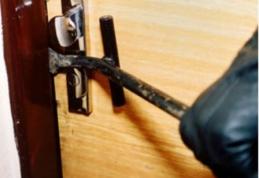 Un dorohoian și-a găsit casa spartă și hoțul odihnindu-se în dormitor