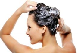 Greşeli pe care le faci când te speli pe cap. Evită-le!