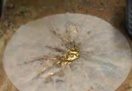 Cum poţi să extragi aur din piesele de la telefoanele defecte