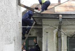 Lipsa unui serviciu l-a adus în pragul disperării: s-a urcat pe casă și a amenințat să se sinucide