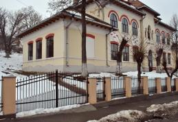 Apel! Rampa pentru persoane cu nevoi speciale de la Casa Municipală de Cultură din Dorohoi este impracticabilă