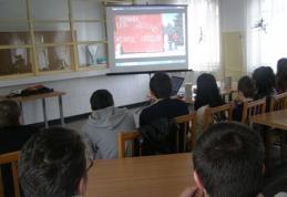 Polițiștii continuă activitățile de prevenire a delincvenţei juvenile şi a victimizării minorilor în școli