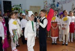 „În cinstea ta, MĂMICO!” – Program artistic organizat la Şcoala Primară nr.2 Sauceniţa - FOTO